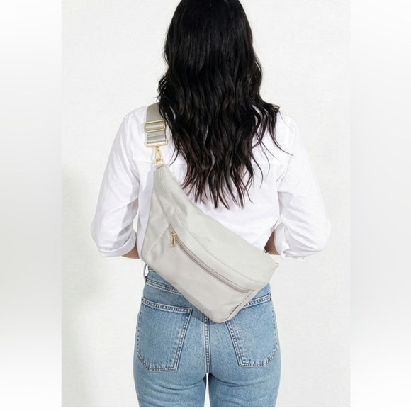 CANVELLE Gray oversized fanny pack with Patterned Strap - Picture 2 of 11